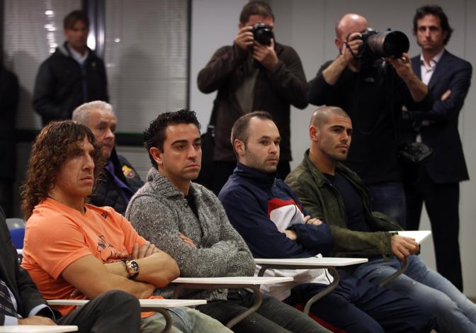 Puyol, Xavi, Iniesta e Valdes assistono alla conferenza stampa in cui l'allenatore del Barcellona annunciava il ritorno del cancro e la necessit di prendersi un periodo di pausa per potersi curare. Reuters